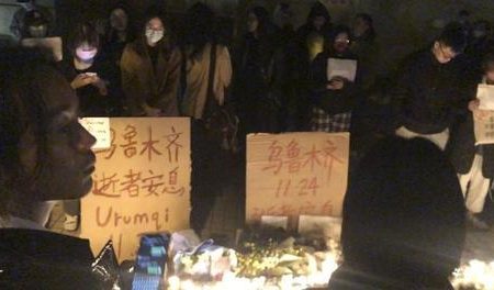 تظاهرات کم سابقه در چین در اعتراض به سیاست های کرونایی دولت (+عکس)