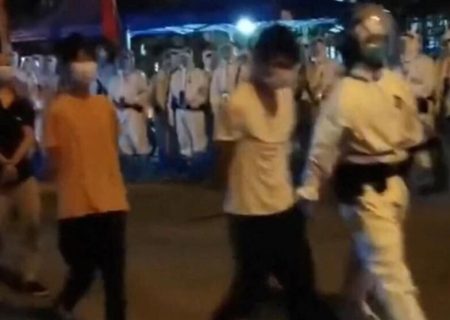 شدت گرفتن درگیری‌ها بین پلیس و معترضان در چین / تجمع‌کنندگان در شانگهای خواستار استعفای شی جین‌پینگ شدند / «یا آزادی یا مرگ» در شهر چنگدو