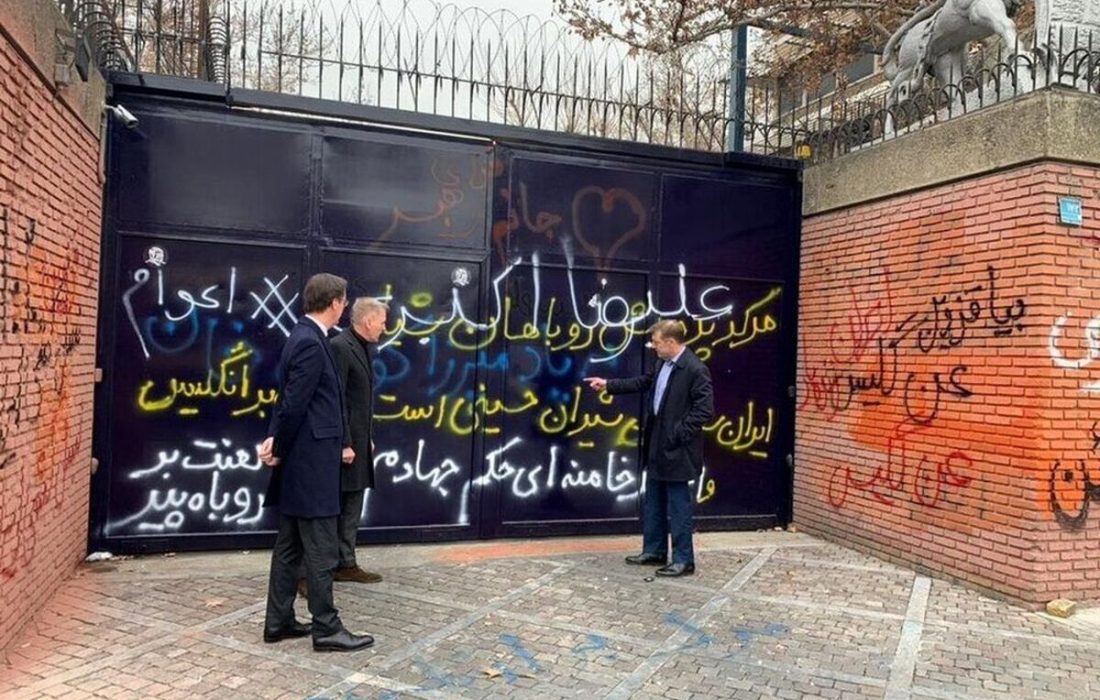 اعتراض یک روزنامه به شعارنویسی روی دیوار سفارت انگلیس؛ تاثیر تجمع اعتراضی بیشتر است یا شعار «بیا قزوین»!