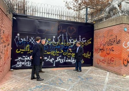 اعتراض یک روزنامه به شعارنویسی روی دیوار سفارت انگلیس؛ تاثیر تجمع اعتراضی بیشتر است یا شعار «بیا قزوین»!